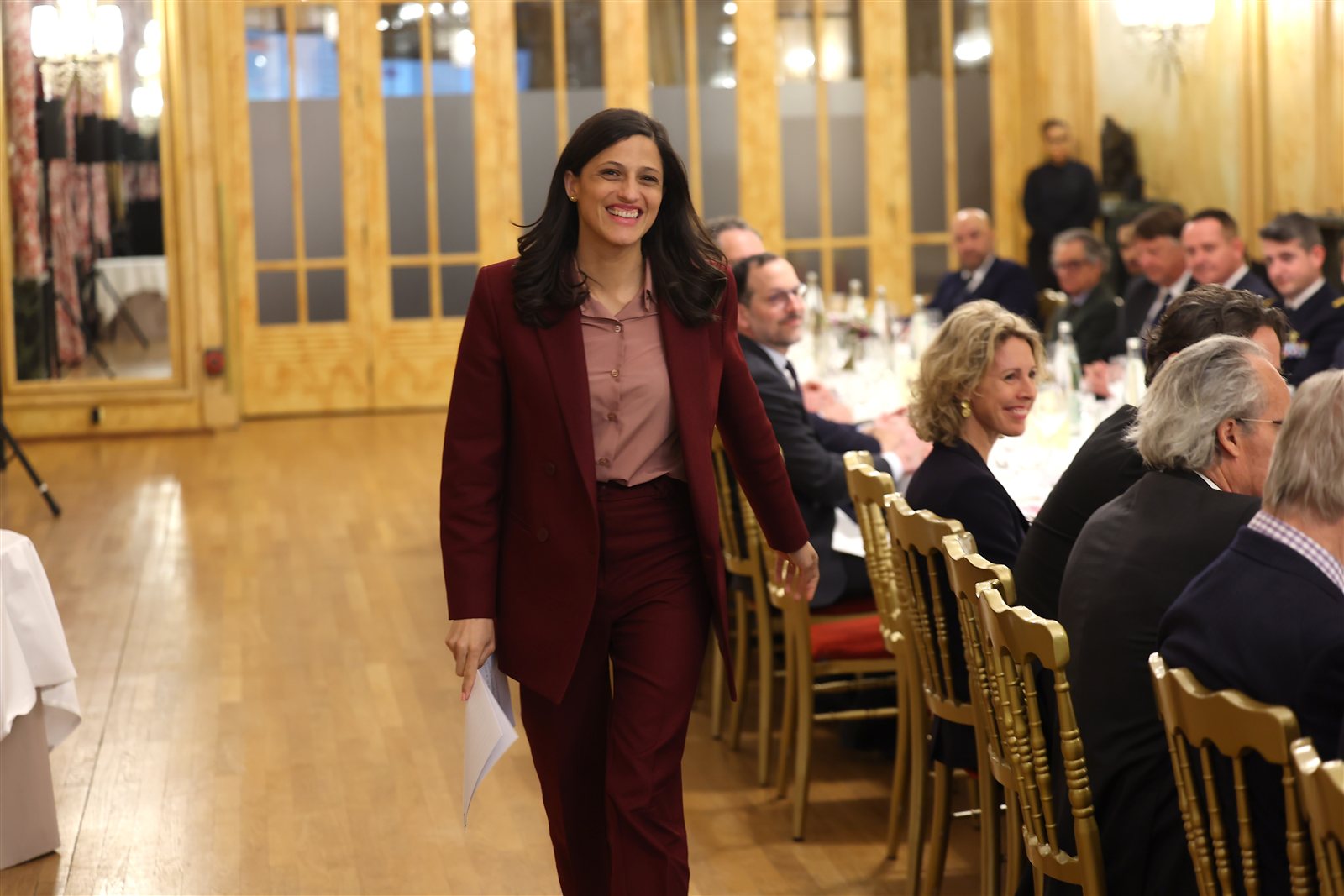 Eléonore Caroit rejoignant la table du dîner du Cercle
