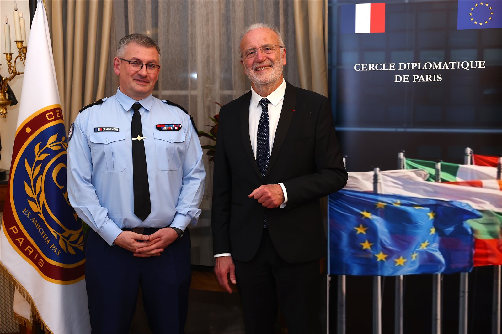 Jean Réveillon aux côtés d'un officier de la Gendarmerie