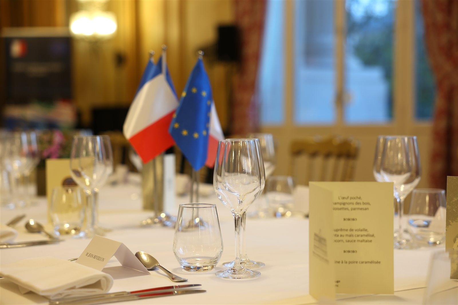 Table dressée aux couleurs de la France et de l'Europe