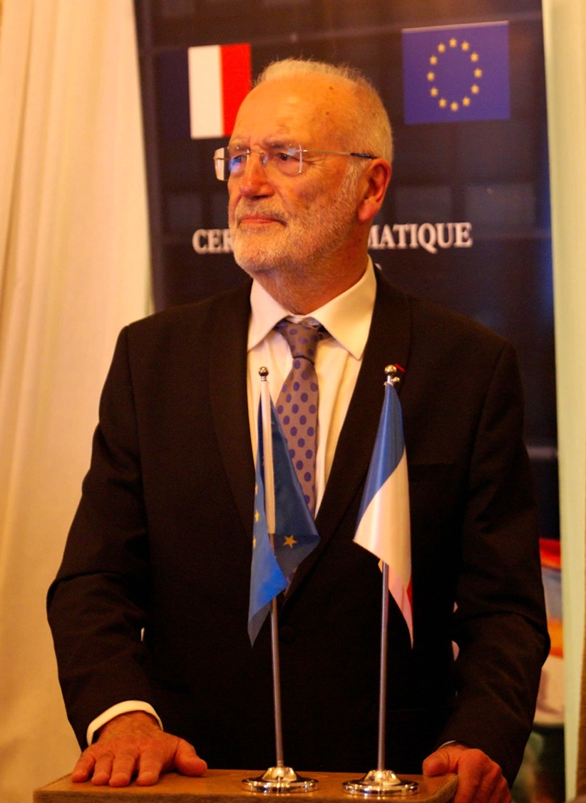 Le président au pupitre entre les drapeaux français et européen