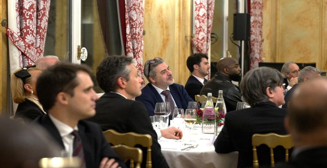 Dîner au salon rouge et or