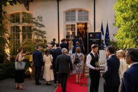 Réception estivale au jardin, tapis rouge