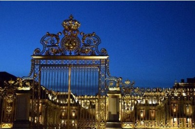 Grille d'honneur du château de Versailles de nuit