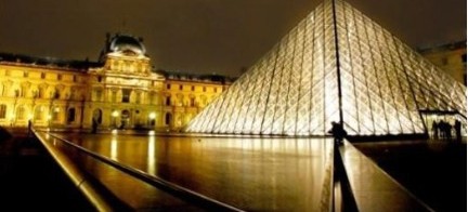 La pyramide du Louvre de nuit