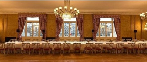 Grande salle à manger dressée pour un dîner du Cercle